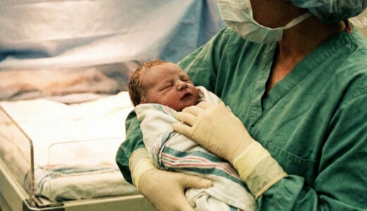 出産直後にDNA鑑定─それでも”あなたは母親ではない”と告げられた。この女性の正体とは？