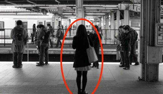 この少女は老人に道を教えた。 1分後、老人が豹変する